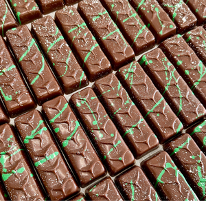 Pistachio Kunafa Chocolate Bar